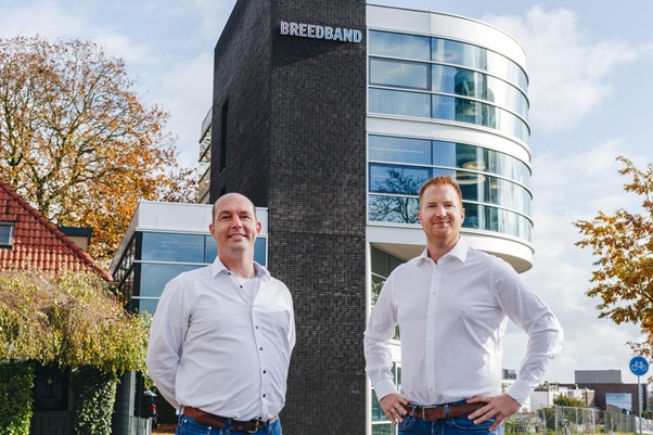 Quintijn Knepper, Managing Director Signet en Breedband met voormalig Breedband Directeur Dave Aaldering voor het pand van Breedband in Arnhem.